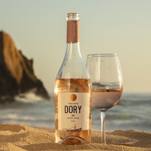 white color wine bottle