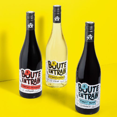 typography wine label design 